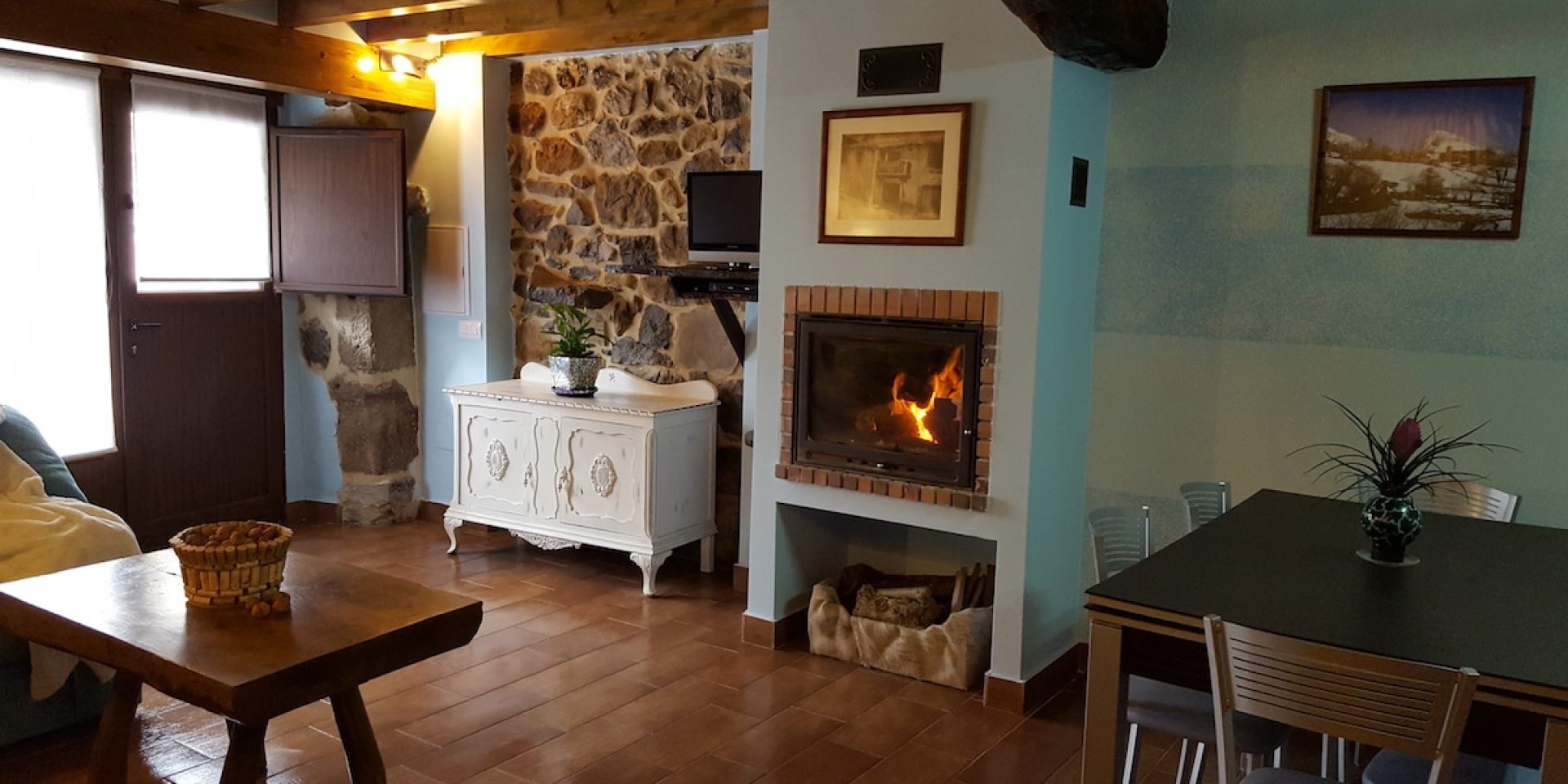 Salón con chimenea