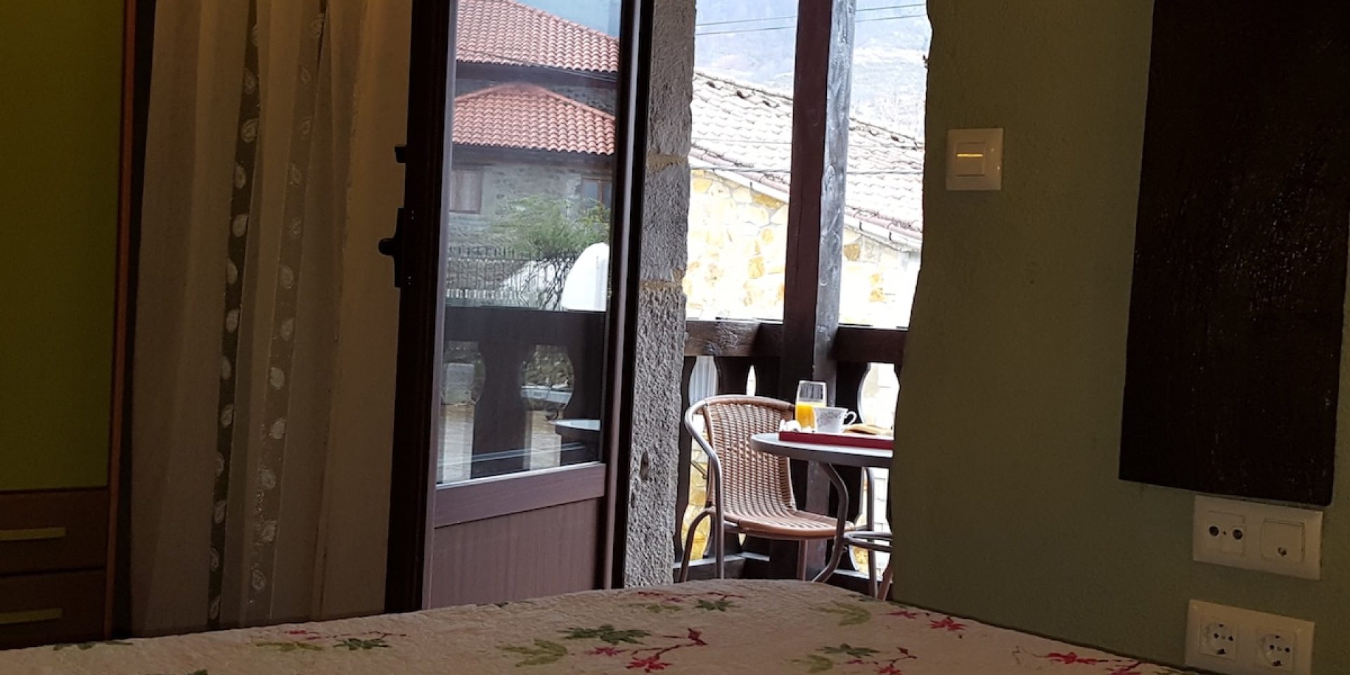 Dormitorio con balcón