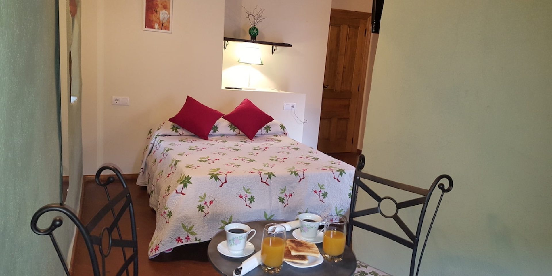 Dormitorio con desayuno