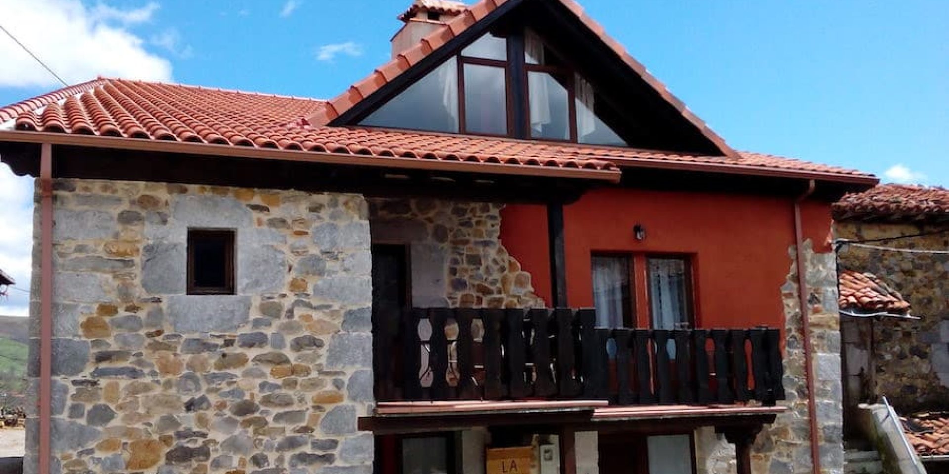 Fachada de los Apartamentos La Plazuela